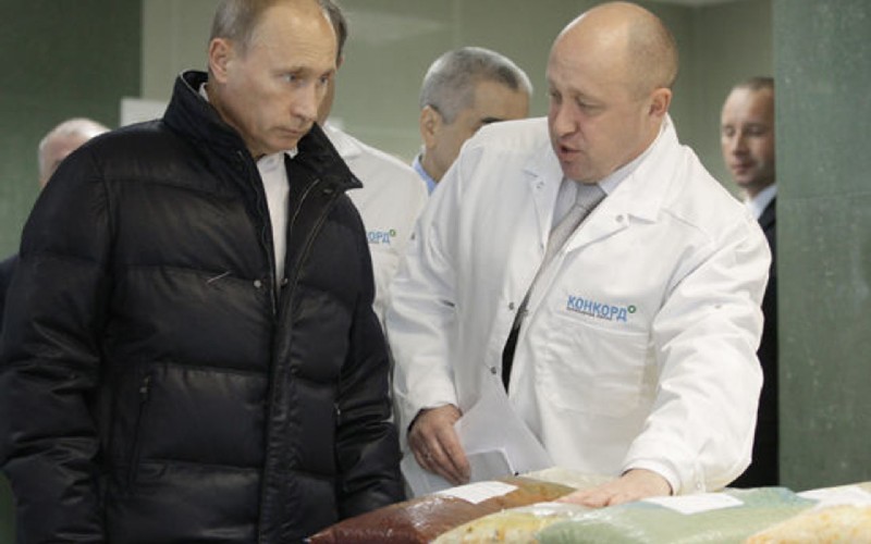 Петербургский предприниматель Евгений ПРИГОЖИН (справа) давно знаком с Владимиром ПУТИНЫМ и другими высокопоставленными российскими чиновниками.