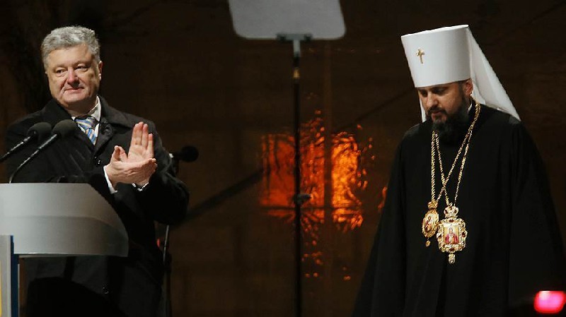 Президент Украины Петр ПОРОШЕНКО и избранный предстоятелем Православной церкви Украины митрополит Епифаний (ДУМЕНКО).