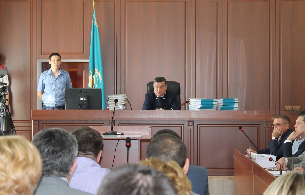 ...кого не “завернул” судья Исламхан ЕСЕНБАЕВ (справа).