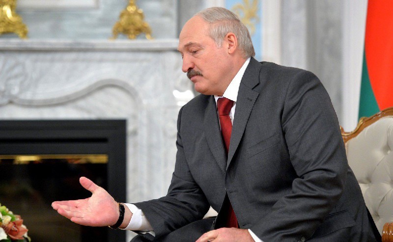 Александру ЛУКАШЕНКО пора определиться, на чьей он стороне.