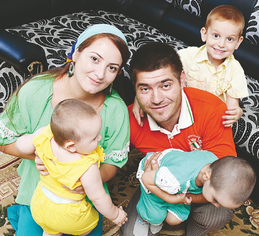 ...и сейчас Тамара с мужем и детьми.