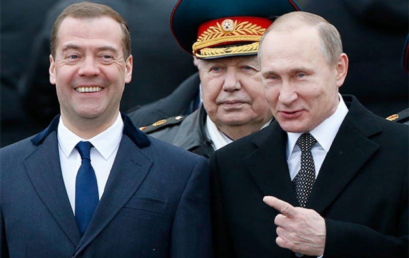 Дмитрий Медведев (слева) и Владимир Путин (справа)...