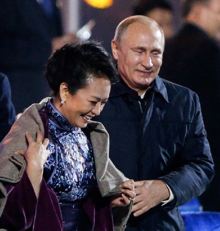 ...и скандально укрывает пледом супругу китайского лидера.