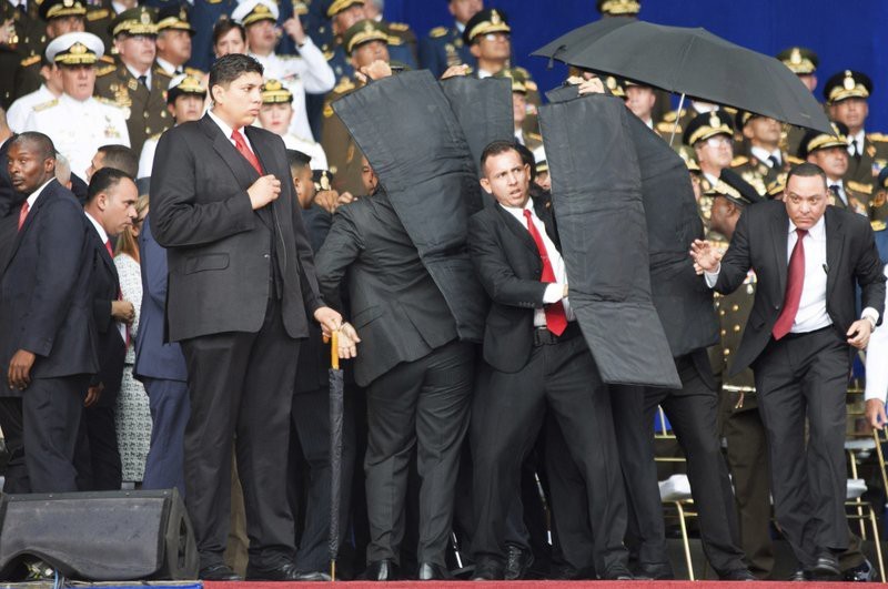 После взрыва охрана увела со сцены...