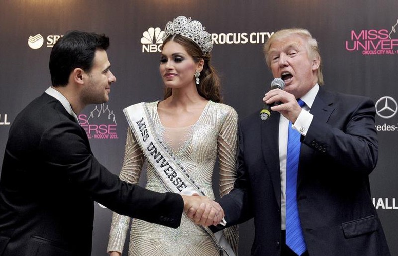 2013 год. Москва. Дональд ТРАМП - организатор конкурса “Мисс Вселенная”. Слева - российский бизнесмен и поп-звезда Эмин Агаларов.