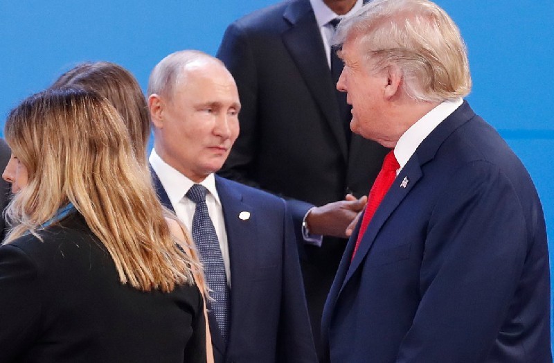СМИ рассказали о попытках президента США Дональда ТРАМПА скрыть содержание переговоров тет-а-тет с лидером РФ Владимиром ПУТИНЫМ.