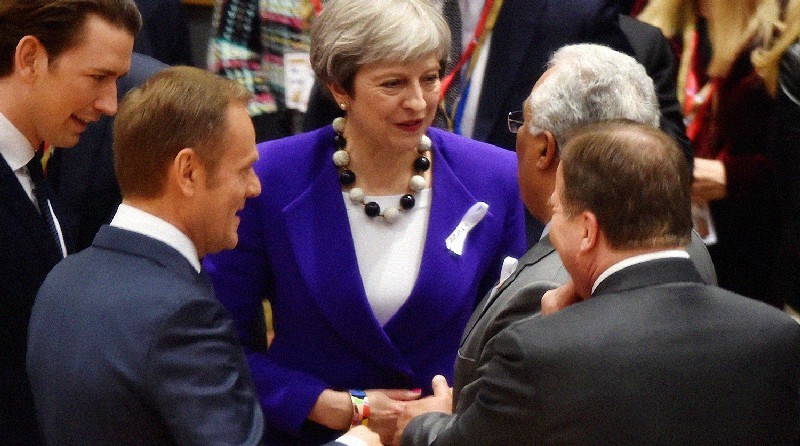 Премьер-министр Великобритании Тереза МЭЙ почти убедила партнеров по Евросоюзу, что за инцидентом в Солсбери “стоит Москва”.