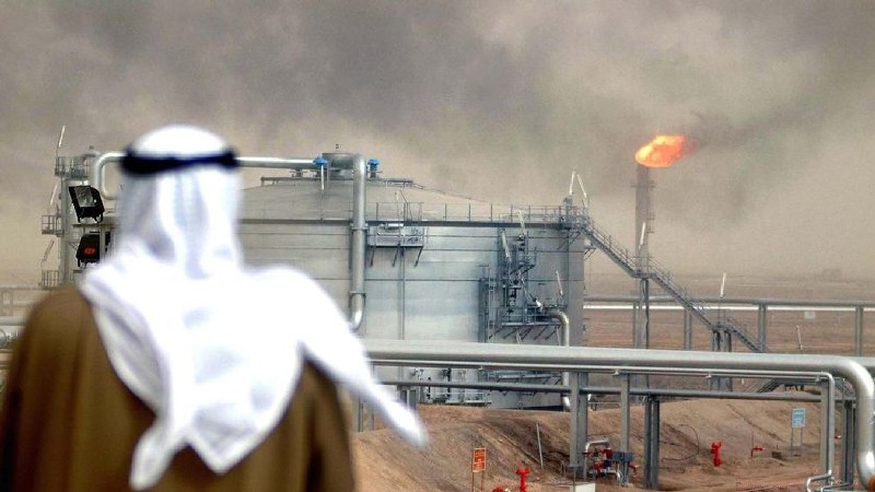 Власти Саудовской Аравии считают, что разговоры о снижении добычи нефти пока преждевременны.