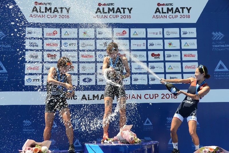 Победители купаются в шампанском!