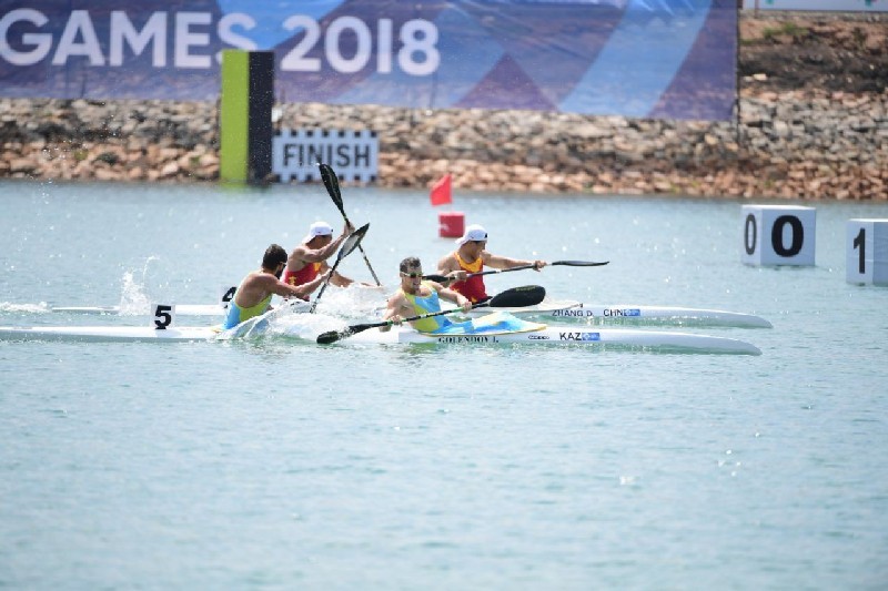 На водных дорожках наши спортсмены загребли сразу несколько медалей.