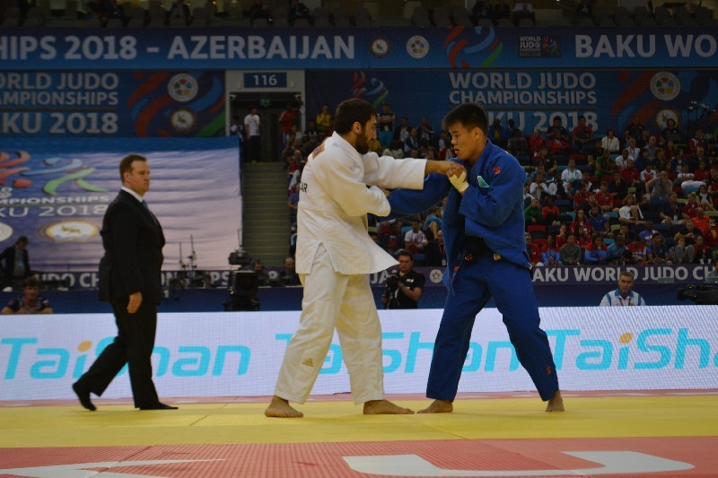 Дидар ХАМЗА (справа) проиграл олимпийскому чемпиону Хасану ХАЛМУРЗАЕВУ.