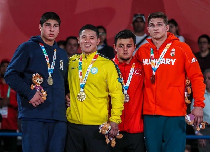 Чемпион юношеской Олимпиады по дзюдо Бекарыс САДУАКАС (второй слева).
