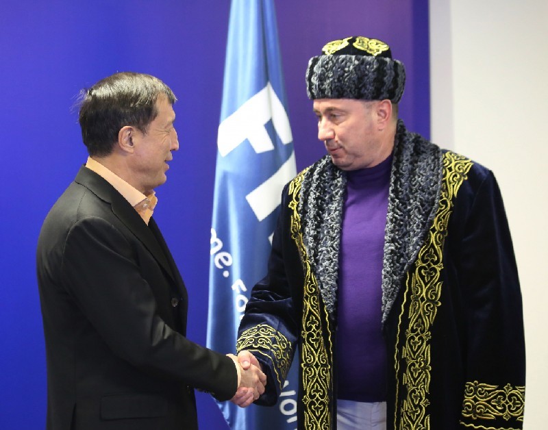 Адильбек ДЖАКСЫБЕКОВ прощается со Станимиром СТОИЛОВЫМ (справа).
