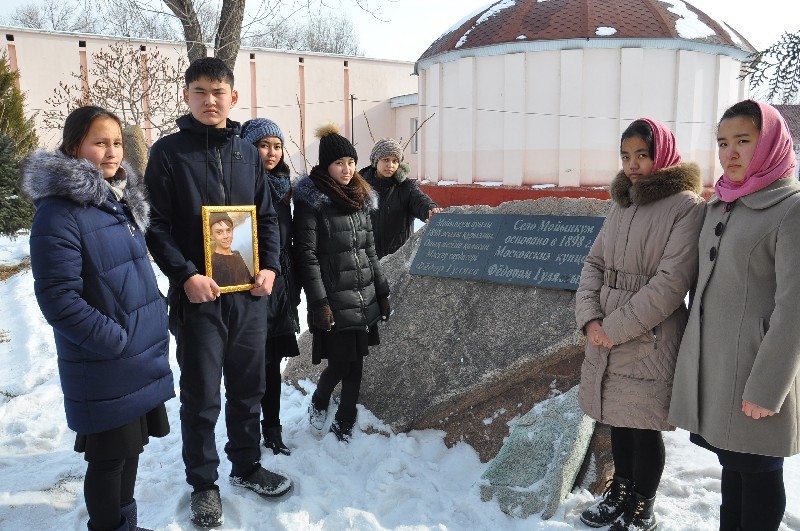 Одноклассники Алеши собрались у памятного камня его прадеду, чтобы вспомнить товарища.