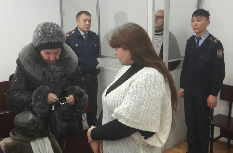 Наталья Омарова (в центре) и Руслан Дзангиев (в помещении для подсудимых).