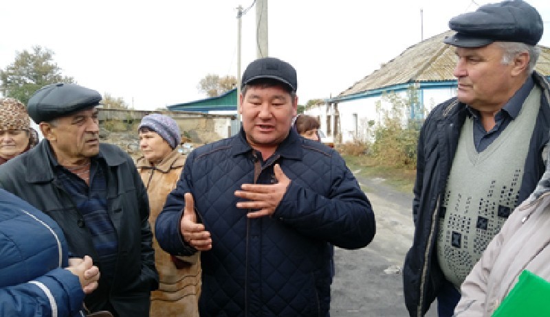 Аким Атбасара Нуржан КОМБАТУРОВ (в центре).