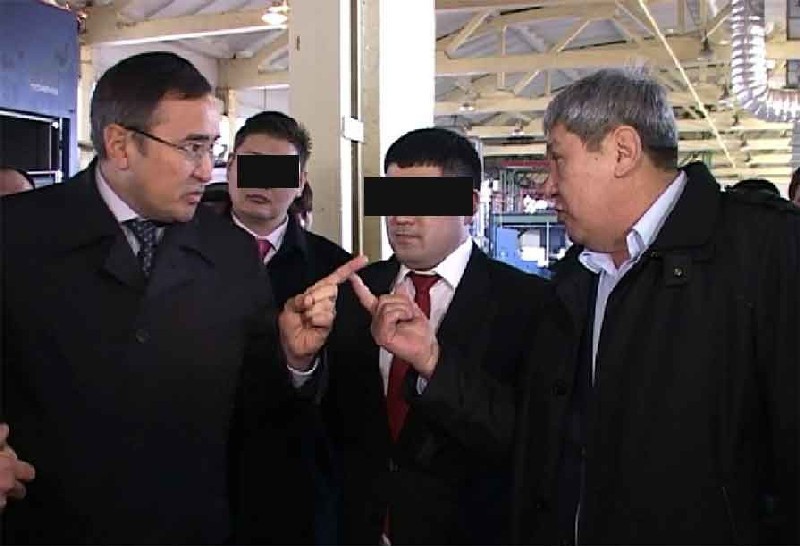 Свинцовый король решил, что аким ЮКО Мырзахметов (слева) ему не указ.