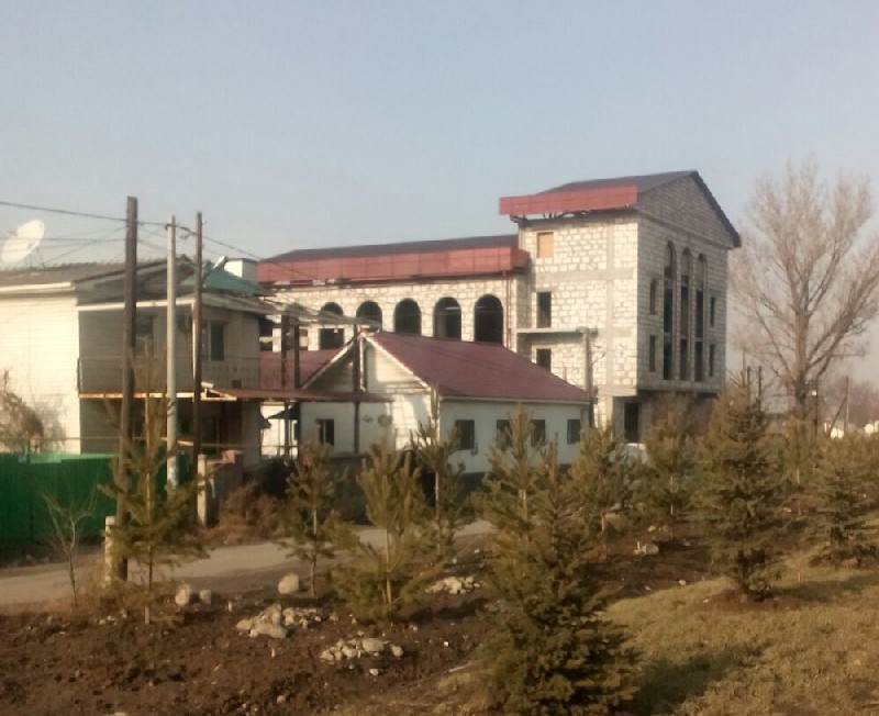 Этого здания быть не должно вот уже год.