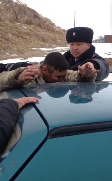 Чтобы задержать грабителей...