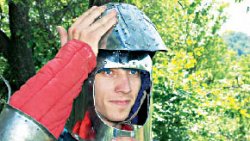Под железный звон кольчуги