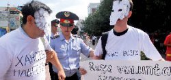 Под ручку с полицией
