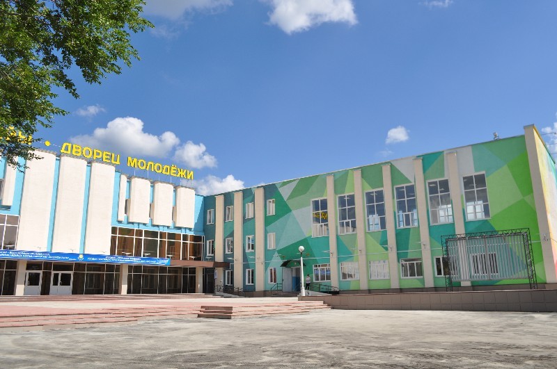 Дворец молодежи проще было назвать областной филармонией.