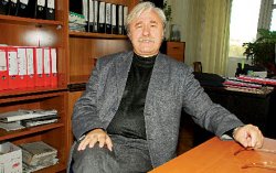 Казахи держат небо на каменных руках
