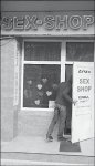Где в секс-шопе примерочная?