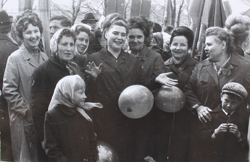 Вера ЛАПИКОВА (вторая справа).