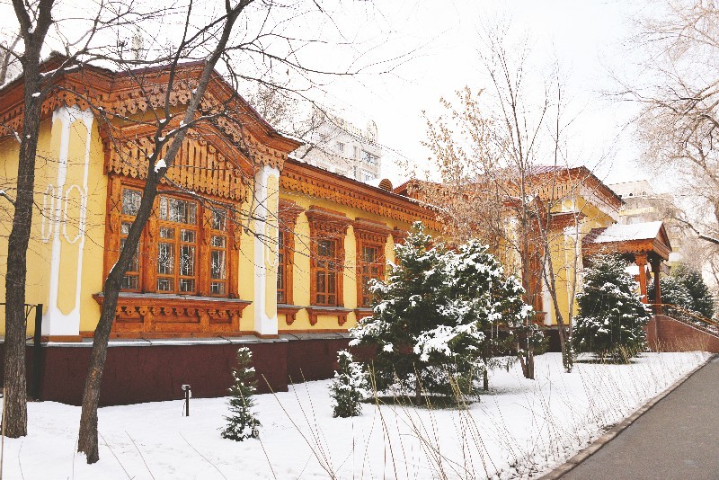 На здании музея Алматы есть мемориальная доска Гурдэ.