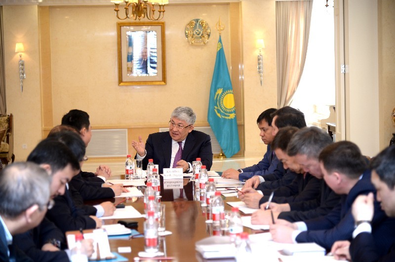 Крымбек Кушербаев (в центре) на встрече с китайскими инвесторами.