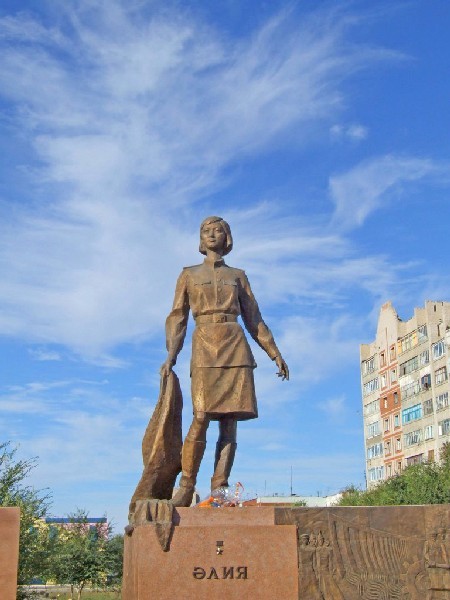 Памятник Алие Молдагуловой в Актобе.