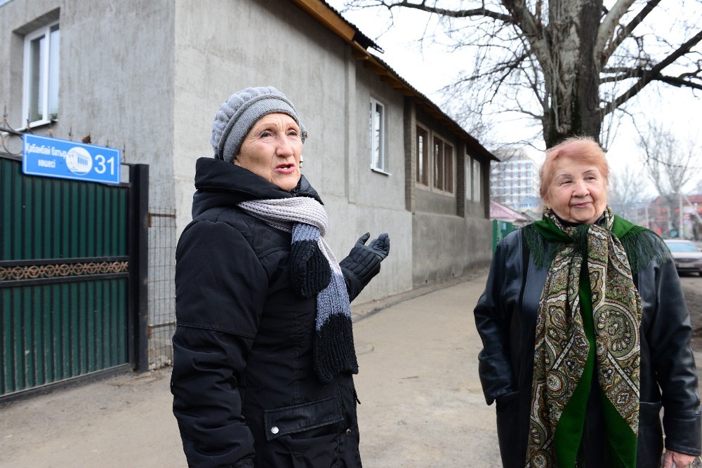 Надежда и Галина на фоне старого дома прапрадеда.