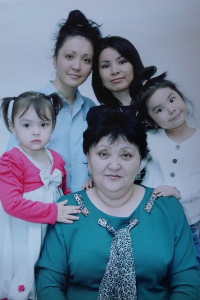 Гульнара с родными дочерьми и внучками.