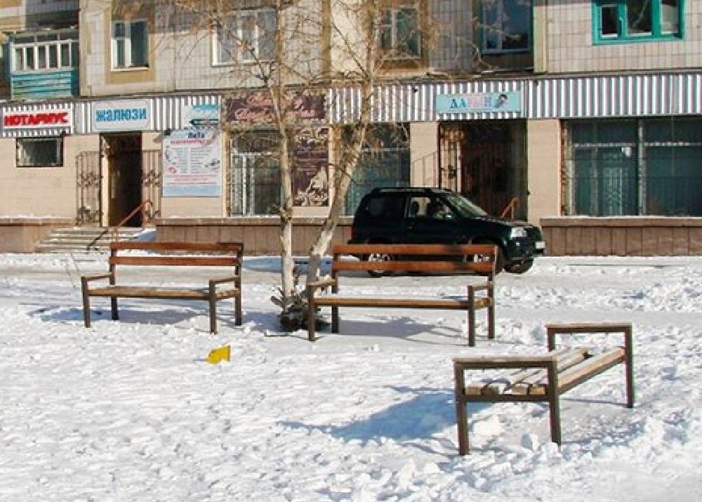 Лавки вернули на место.
