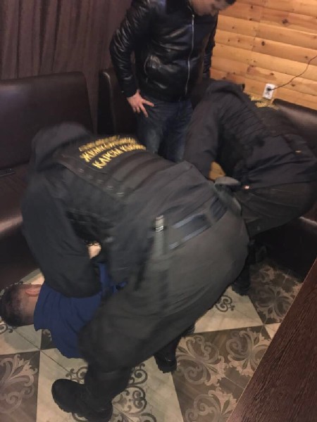 На снимке: момент задержания майора Кушалиева в кафе “Аксакал”.