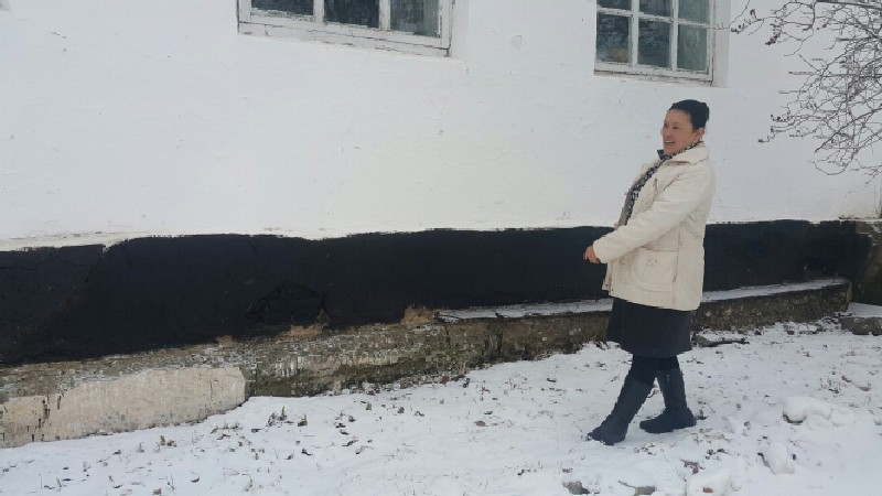 Фундамент здания разрушается.