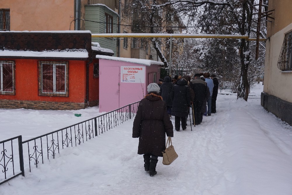 К пункту раздачи обедов они подходят только когда сюда приносят еду.