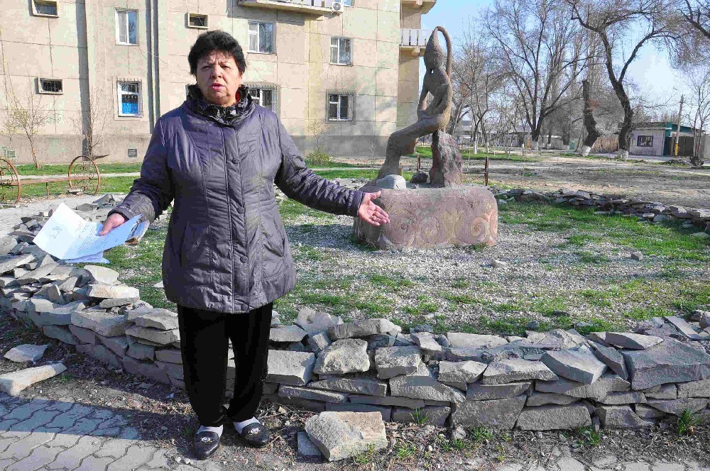 Зифаиса Хисматуллина у памятника материнству и детству в Таразе.