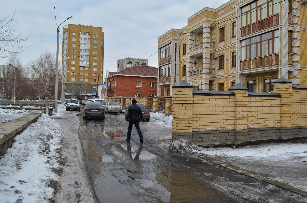 Tротуар возле элитного дома у акимата перегорожен забором.