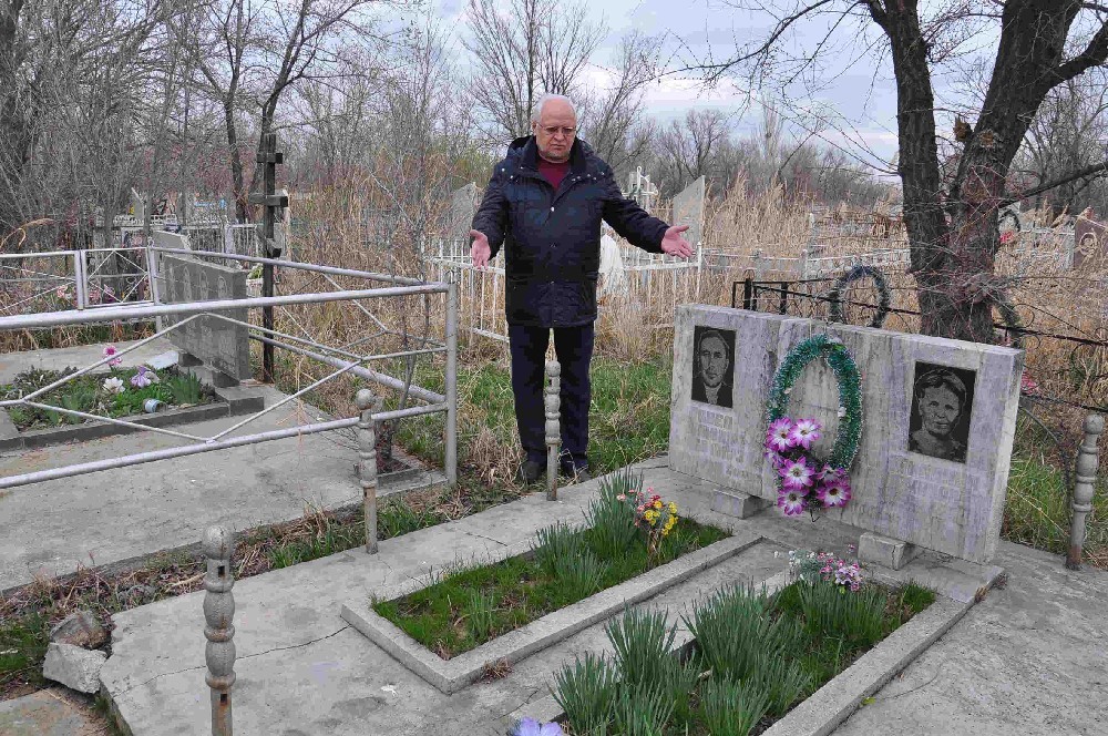 Юрий ЛУКЬЯНЕНКО у разоренной могилы.