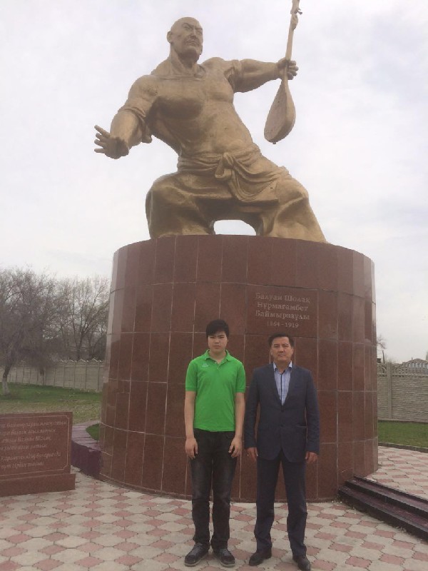 Шайдулла и его сын Нурмухаммет у памятника деду в Шу.