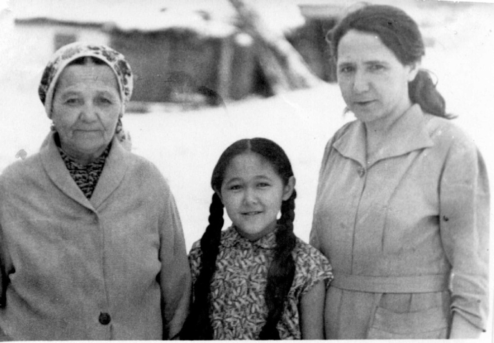 Разия в молодости с дочерью Риммой и своей мамой Камилёй (1963 г.).