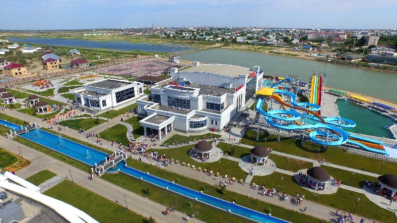 Одна из местных достопримечательностей - аквапарк “Арай”.