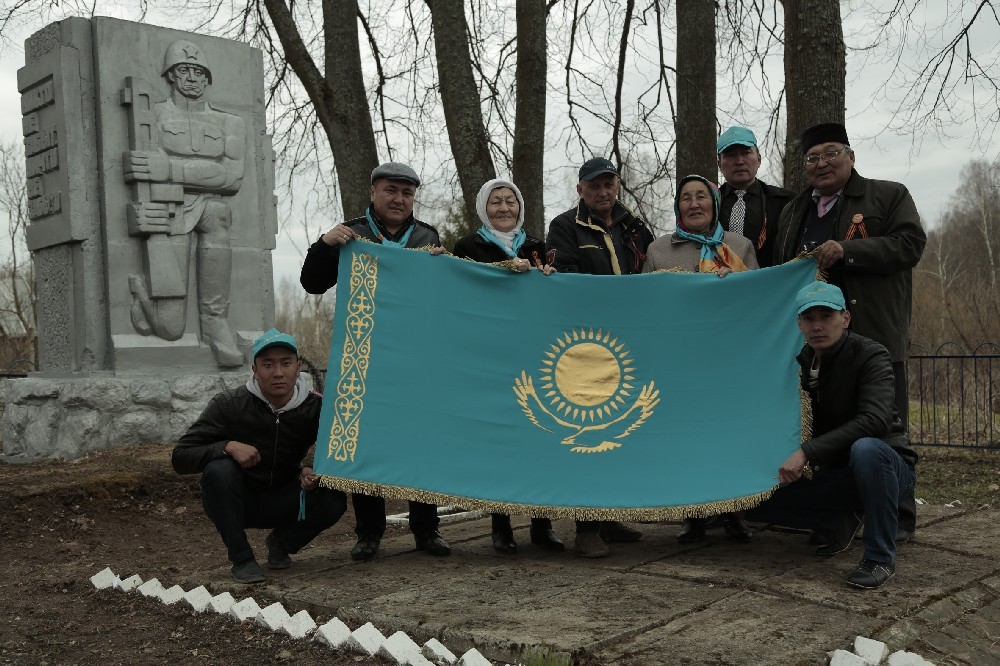 Казахстанцы развернули на месте захоронения государственный флаг.