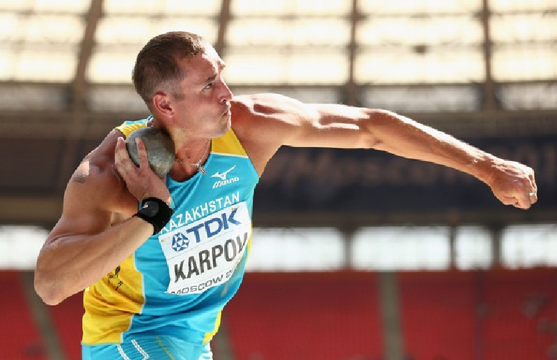 Дмитрий Карпов в секторе для толкания ядра.