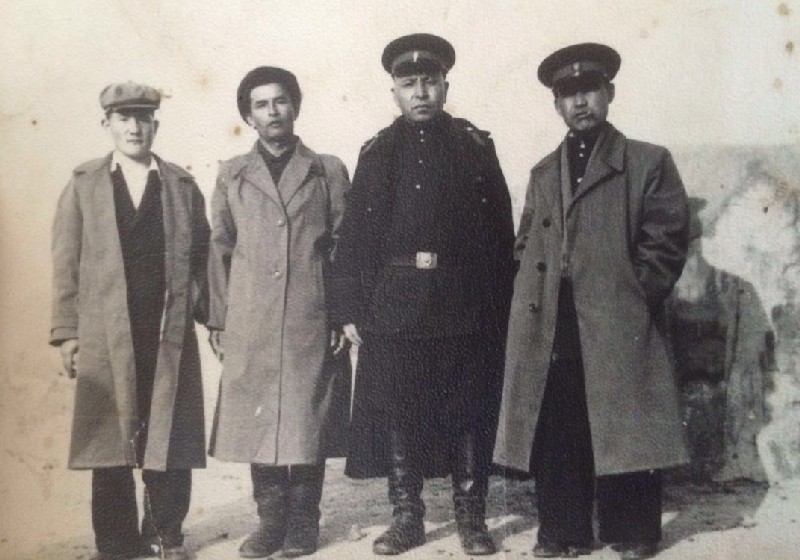 Старший оперуполномоченный УГРО НКВД Аймагамбетов - первый справа.