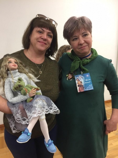 За куклу “Для тебя” Екатерины КУРОЧКИНОЙ (справа) боролись несколько коллекционеров.