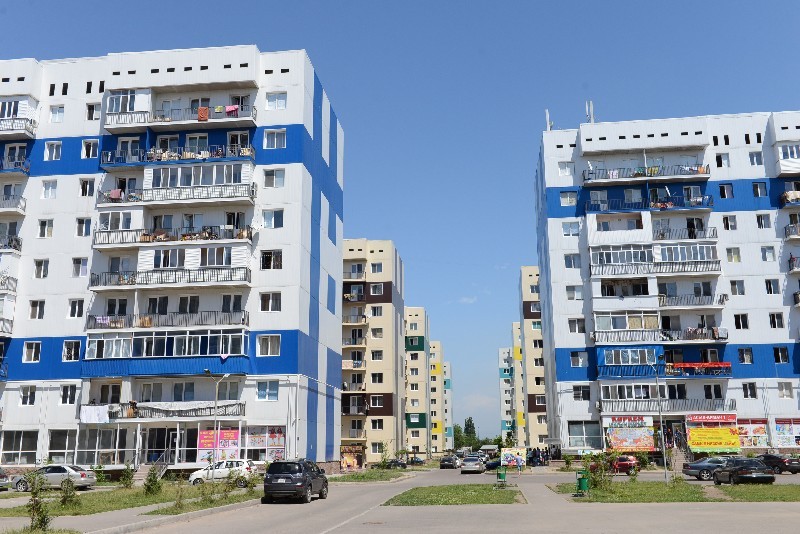 Днем в “Асыл Армане” кипит жизнь, а вечером жители вынуждены закрывать окна.