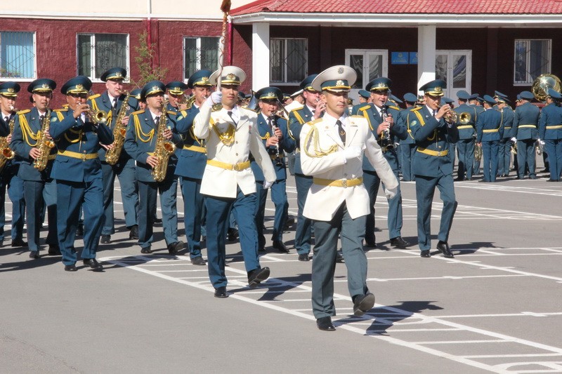 По главной улице с оркестром!